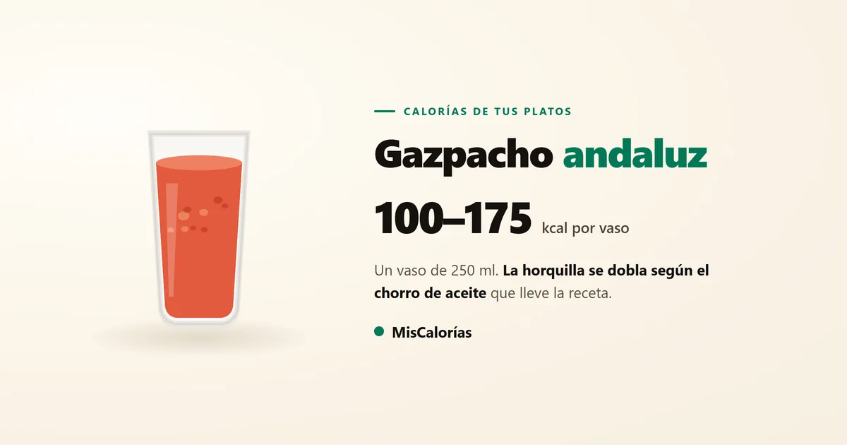 Vaso alto de cristal lleno de gazpacho, visto de frente