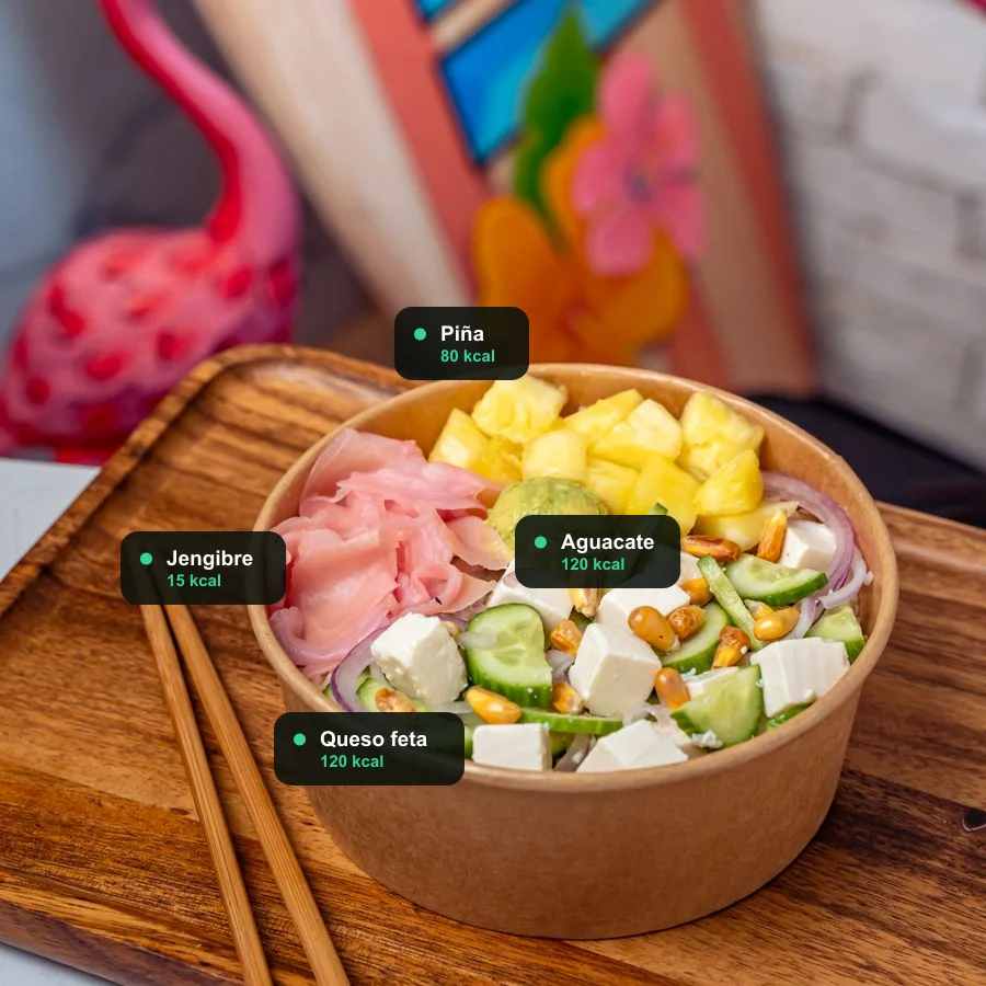 Análisis de un bowl fresco con piña, queso feta, aguacate y pepino